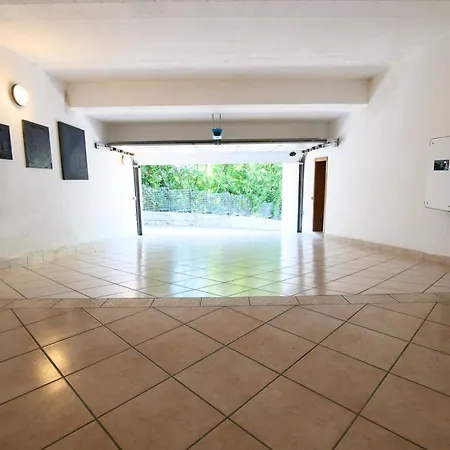 Panoramica Con Giardino A Villa *