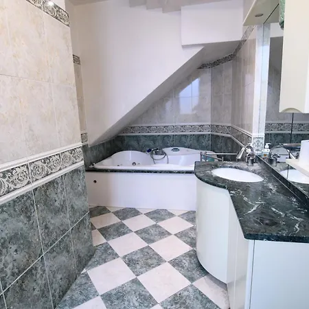 فيلة Panoramica Con Giardino A *