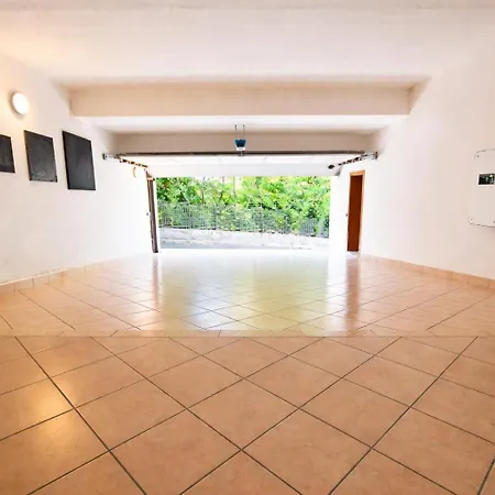 Panoramica Con Giardino A Villa