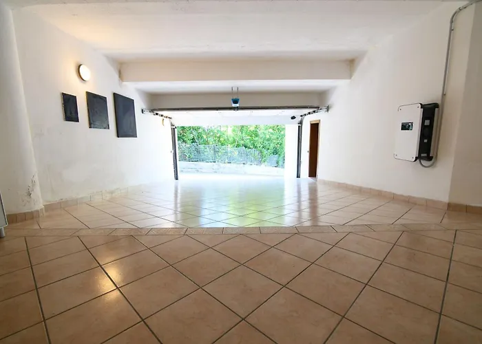 Panoramica Con Giardino A Villa *